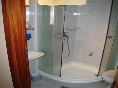 Apartman C – kupaonica s tuš kabinom i umivaonikom