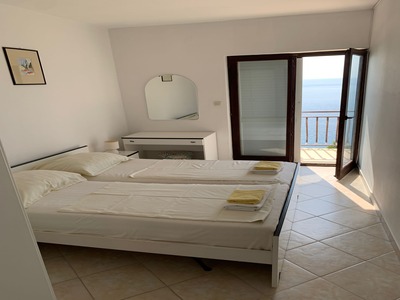 Apartman D – spavaća soba s bračnim krevetom i pogledom na more