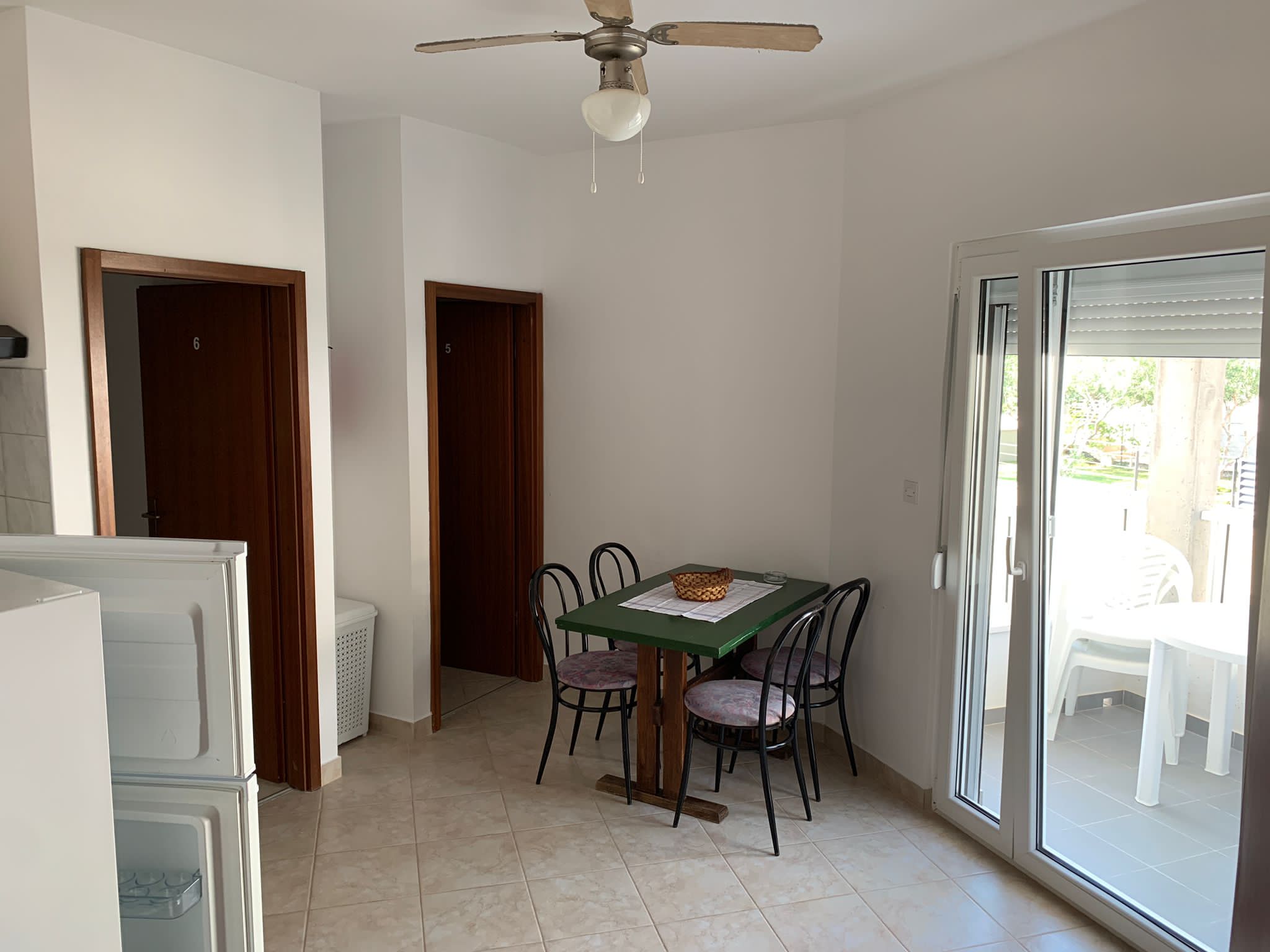 Apartman D – blagovaonica s izlazom na terasu